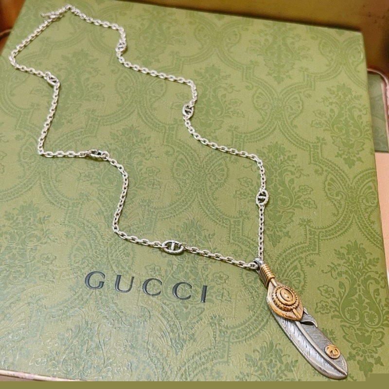 G*u*i necklaces